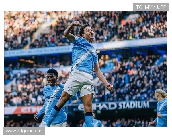 曼城高位压迫战术下,防线空当暴露,快速反击威胁加剧 曼城高位压迫战术下,防线空当暴露,快速反击威胁加剧