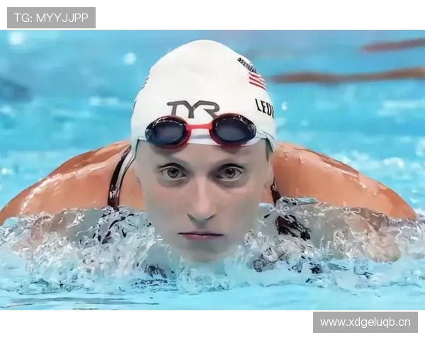 凯蒂·莱德基这张机场照太接地气，金牌女王下班感满满