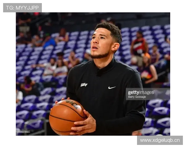 布克训练完顺手买下整条街的AJ？