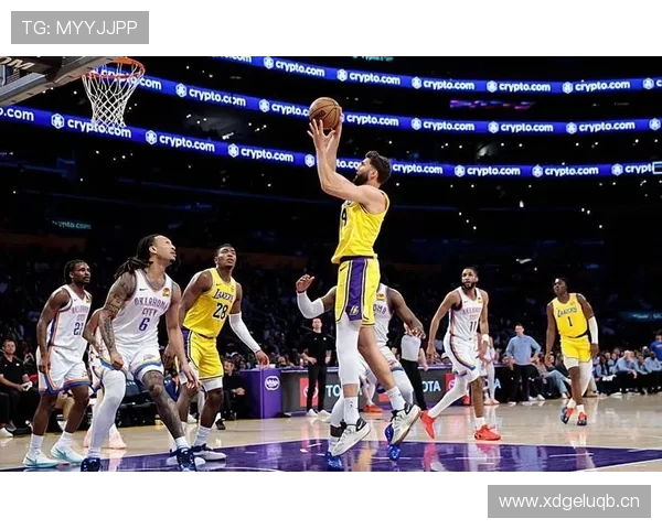 费舍尔关键无球跑位助攻率提升显著拉开湖人进攻空间